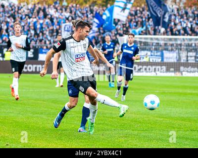 Romario Roesch (SSV Ulm 1846, #43) spielt einen Pass, GER, SSV Ulm 1846 gegen Karlsruher SC, Fussball, 2. Bundesliga, Spielzeit 2024/2025, 20.10.2024, DFB/DFL-Vorschriften verbieten jede Verwendung von Fotografien als Bildsequenzen und/oder Quasi-Video. Foto: EIBNER/Michael Schmidt Stockfoto