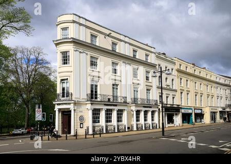 Neoklassizistische Architektur entlang der Parade, Royal Leamington Spa, Warwickshire, England, Großbritannien Stockfoto