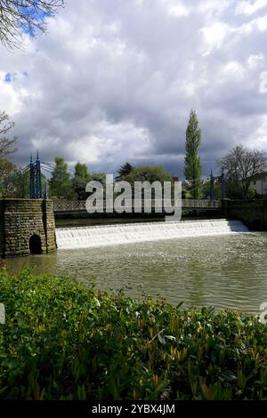Die Mill Bridge und das Weir über den Fluss Leam, Jephson Gardens, Royal Leamington Spa Town, Warwickshire County, England, Großbritannien Stockfoto