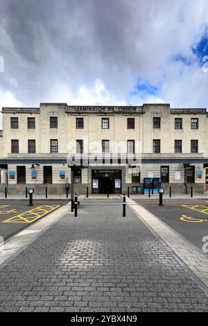 Das Art Deco entwarf das Bahnhofsgebäude im Royal Leamington Spa in Warwickshire, England, Großbritannien Stockfoto