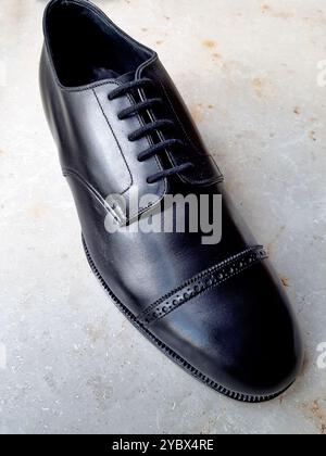 Hochwertige, Handgefertigte Britische Schuhe. Derby mit Kappenspitze. Stockfoto