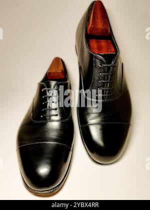 Hochwertige, Handgefertigte Britische Schuhe. Breite schwarze Kappe. Stockfoto