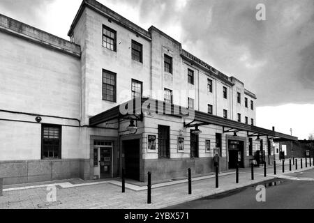 Das Art Deco entwarf das Bahnhofsgebäude im Royal Leamington Spa in Warwickshire, England, Großbritannien Stockfoto