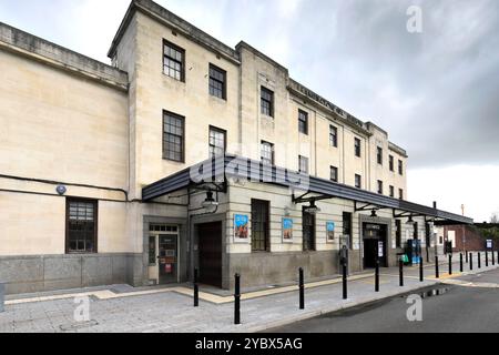 Das Art Deco entwarf das Bahnhofsgebäude im Royal Leamington Spa in Warwickshire, England, Großbritannien Stockfoto