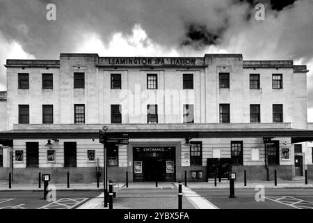 Das Art Deco entwarf das Bahnhofsgebäude im Royal Leamington Spa in Warwickshire, England, Großbritannien Stockfoto