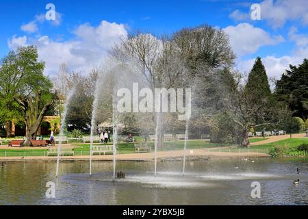 Wasserfontänen im See in Jephson Gardens, Leamington Spa Town, Warwickshire, England, Großbritannien Stockfoto