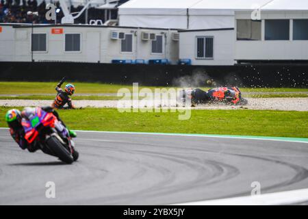 Phillip Island, Australien. Oktober 2024. Brad Binder aus Südafrika, Vertreter des Teams Red Bull KTM Factory Racing, stürzt beim MotoGP™ Sprint Race ab – dem Highlight-Event des zweiten Tages des Grand Prix 2024 von Qatar Airways in Australien. Der Qatar Airways Australian Motorrad Grand Prix 2024 bietet die besten und aufstrebenden Fahrer der Welt. Die Action am zweiten Tag beeindruckte die Zuschauer mit den Weltstars des Motorsports, die in Qualifikationsrunden in MotoGP, Moto2 und Moto3 beeindruckende Leistungen zeigten. Quelle: SOPA Images Limited/Alamy Live News Stockfoto