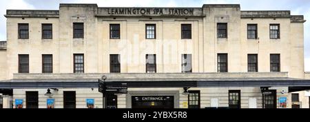 Das Art Deco entwarf das Bahnhofsgebäude im Royal Leamington Spa in Warwickshire, England, Großbritannien Stockfoto