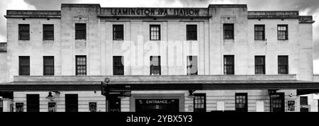 Das Art Deco entwarf das Bahnhofsgebäude im Royal Leamington Spa in Warwickshire, England, Großbritannien Stockfoto