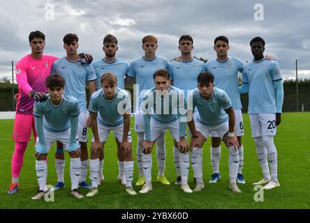 Rom, Italien. Oktober 2024. Lazio U20 Team vor dem Spiel Lazio U20 gegen Hellas Verona U20 8. Tag der italienischen Fußballmeisterschaft Primavera 1 im Mirko Fersini Stadium am 20. Oktober 2024 in Formello - Rom, Italien Credit: Roberto Bettacchi Photography/Alamy Live News Stockfoto