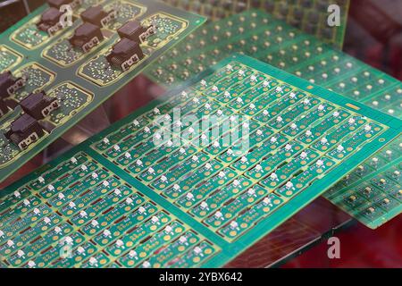 Leiterplatten mit LEDs auf einem Ständer. Elektronik Stockfoto