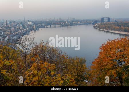 Blick auf die Stadt am Fluss am Herbsttag. Kiew, Ukraine Stockfoto