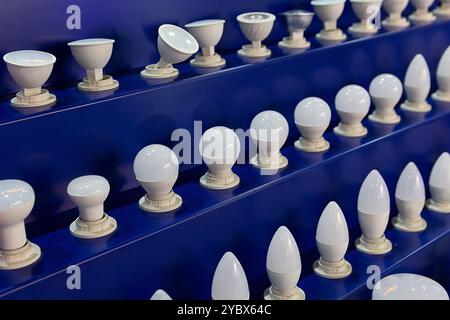 Sortiment an Lampen auf der Theke. Verkauf Stockfoto