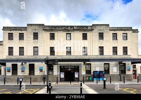 Das Art Deco entwarf das Bahnhofsgebäude im Royal Leamington Spa in Warwickshire, England, Großbritannien Stockfoto