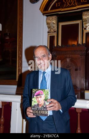 BILDER ABLEGEN. Oktober 2024. General Sir Mike Jackson ist gestorben. Windsor, Berkshire, Großbritannien. September 2007. General Sir Mike Jackson in der Guildhall in Windsor, Berkshire, hielt einen Vortrag über sein Leben in der Armee und seine Autobiografie Soldier. Kredit: Maureen McLean/Alamy Stockfoto