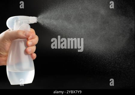 Flüssigspritze in der Hand Seitenansicht auf schwarzem Studiohintergrund isoliert Stockfoto