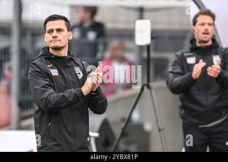 Ulm, Deutschland. Oktober 2024. Fußball: Bundesliga 2, SSV Ulm 1846 - Karlsruher SC, Spieltag 9, Donaustadion. Ulmer Trainer Thomas Wörle (l) applaudiert. Hinweis: Harry langer/dpa - WICHTIGER HINWEIS: Gemäß den Vorschriften der DFL Deutschen Fußball-Liga und des DFB Deutschen Fußball-Bundes ist es verboten, im Stadion und/oder des Spiels aufgenommene Fotografien in Form von sequenziellen Bildern und/oder videoähnlichen Fotoserien zu verwenden oder zu verwenden./dpa/Alamy Live News Stockfoto