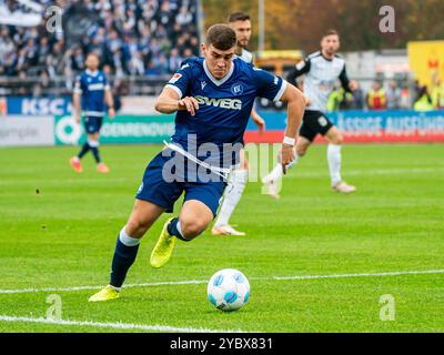 Marcel Beifus (Karlsruher SC, #04) sprintet dem Ball hinterher, GER, SSV Ulm 1846 gegen Karlsruher SC, Fussball, 2. Bundesliga, Spielzeit 2024/2025, 20.10.2024, DFB/DFL-Vorschriften verbieten jede Verwendung von Fotografien als Bildsequenzen und/oder Quasi-Video. Foto: EIBNER/Michael Schmidt Stockfoto