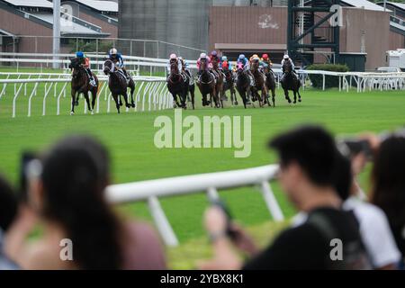 Hongkong, China. Oktober 2024. Jockeys treten auf der Sha Tin Racecourse an. Die SHA Tin Racecourse ist eine der beiden Pferderennen in Hongkong. Es befindet sich in Sha Tin und wird vom Hong Kong Jockey Club verwaltet. (Kreditbild: © Keith Tsuji/ZUMA Press Wire) NUR REDAKTIONELLE VERWENDUNG! Nicht für kommerzielle ZWECKE! Stockfoto