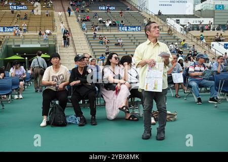 Hongkong, China. Oktober 2024. Die Zuschauer des Pferderennsports sitzen auf der Plattform der Sha Tin Racecourse. Die SHA Tin Racecourse ist eine der beiden Pferderennen in Hongkong. Es befindet sich in Sha Tin und wird vom Hong Kong Jockey Club verwaltet. (Kreditbild: © Keith Tsuji/ZUMA Press Wire) NUR REDAKTIONELLE VERWENDUNG! Nicht für kommerzielle ZWECKE! Stockfoto