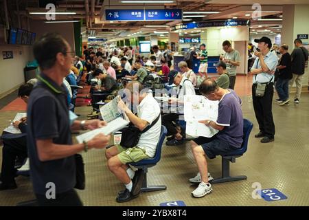Hongkong, China. Oktober 2024. Zuschauer von Pferderennen sitzen in der Lobby der Sha Tin Racecourse. Die SHA Tin Racecourse ist eine der beiden Pferderennen in Hongkong. Es befindet sich in Sha Tin und wird vom Hong Kong Jockey Club verwaltet. (Kreditbild: © Keith Tsuji/ZUMA Press Wire) NUR REDAKTIONELLE VERWENDUNG! Nicht für kommerzielle ZWECKE! Stockfoto