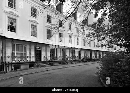 Viktorianische neoklassizistische Architektur im Landsdowne Crescent, Leamington Spa Town, Warwickshire County, England, Großbritannien Stockfoto