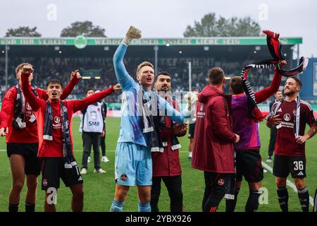 Deutschland. Oktober 2024. Fussball 2. Bundesliga 9. Spieltag SpVgg Greuther Fürth - 1. FC Nürnberg am 20.10.2024 im Sportpark Ronhof in Fürth Nürnberg feiert den Sieg DFL-Vorschriften verbieten jede Verwendung von Fotografien als Bildsequenzen und/oder Quasi-Video. Foto: Revierfoto Credit: ddp Media GmbH/Alamy Live News Stockfoto