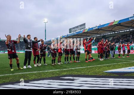 Deutschland. Oktober 2024. Fussball 2. Bundesliga 9. Spieltag SpVgg Greuther Fürth - 1. FC Nürnberg am 20.10.2024 im Sportpark Ronhof in Fürth Nürnberg feiert den Sieg DFL-Vorschriften verbieten jede Verwendung von Fotografien als Bildsequenzen und/oder Quasi-Video. Foto: Revierfoto Credit: ddp Media GmbH/Alamy Live News Stockfoto