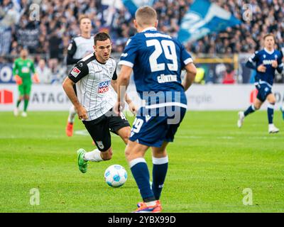 Romario Roesch (SSV Ulm 1846, #43) am Ball, GER, SSV Ulm 1846 vs. Karlsruher SC, Fussball, 2. Bundesliga, Spielzeit 2024/2025, 20.10.2024, DFB/DFL-Vorschriften verbieten jede Verwendung von Fotografien als Bildsequenzen und/oder Quasi-Video. Foto: EIBNER/Michael Schmidt Stockfoto