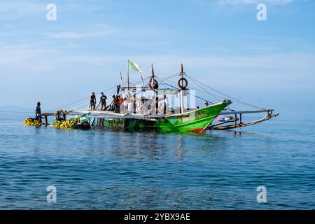 Fischer, die mit der frühen Morgenkasse an Land kommen. Die Menschen in den Dörfern der Küstenprovinz leben weiterhin auf traditionelle Weise. Laiya Beach, Batangas, Philippinen Stockfoto