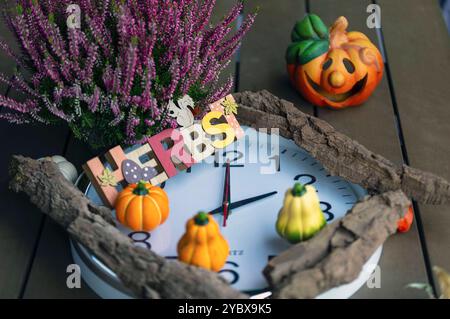 Zeitumstellung im Herbst: Sommerzeit endet noch im Oktober und die Winterzeit beginnt. Die Uhr wird am 27. Oktober 2024 in der Nacht von Samstag auf Sonntag um 03:00 Uhr auf 02:00 zurückgestellt. Die Nacht ist auch eine Stunde kürzer. Morgens ist es länger dunkel, dafür ist es aber abends länger hell. Symbolfoto, Thememfoto *** Zeitumstellung im Herbst Sommerzeit endet im Oktober und Winterzeit beginnt die Uhr wird am 27. Oktober 2024 in der Nacht von Samstag auf Sonntag um 03 00 Uhr auf 02 00 Uhr zurückgesetzt die Nacht ist daher eine Stunde kürzer am Morgen ist es dunkel, aber es ist hell Stockfoto