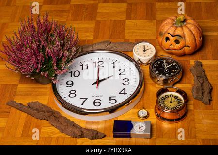 Zeitumstellung im Herbst: Sommerzeit endet noch im Oktober und die Winterzeit beginnt. Die Uhr wird am 27. Oktober 2024 in der Nacht von Samstag auf Sonntag um 03:00 Uhr auf 02:00 zurückgestellt. Die Nacht ist auch eine Stunde kürzer. Morgens ist es länger dunkel, dafür ist es aber abends länger hell. Symbolfoto, Thememfoto *** Zeitumstellung im Herbst Sommerzeit endet im Oktober und Winterzeit beginnt die Uhr wird am 27. Oktober 2024 in der Nacht von Samstag auf Sonntag um 03 00 Uhr auf 02 00 Uhr zurückgesetzt die Nacht ist daher eine Stunde kürzer am Morgen ist es dunkel, aber es ist hell Stockfoto