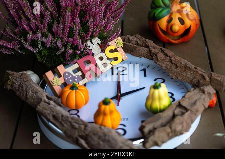 Zeitumstellung im Herbst: Sommerzeit endet noch im Oktober und die Winterzeit beginnt. Die Uhr wird am 27. Oktober 2024 in der Nacht von Samstag auf Sonntag um 03:00 Uhr auf 02:00 zurückgestellt. Die Nacht ist auch eine Stunde kürzer. Morgens ist es länger dunkel, dafür ist es aber abends länger hell. Symbolfoto, Thememfoto *** Zeitumstellung im Herbst Sommerzeit endet im Oktober und Winterzeit beginnt die Uhr wird am 27. Oktober 2024 in der Nacht von Samstag auf Sonntag um 03 00 Uhr auf 02 00 Uhr zurückgesetzt die Nacht ist daher eine Stunde kürzer am Morgen ist es dunkel, aber es ist hell Stockfoto