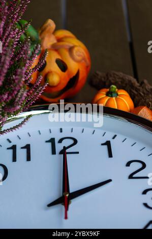 Zeitumstellung im Herbst: Sommerzeit endet noch im Oktober und die Winterzeit beginnt. Die Uhr wird am 27. Oktober 2024 in der Nacht von Samstag auf Sonntag um 03:00 Uhr auf 02:00 zurückgestellt. Die Nacht ist auch eine Stunde kürzer. Morgens ist es länger dunkel, dafür ist es aber abends länger hell. Symbolfoto, Thememfoto *** Zeitumstellung im Herbst Sommerzeit endet im Oktober und Winterzeit beginnt die Uhr wird am 27. Oktober 2024 in der Nacht von Samstag auf Sonntag um 03 00 Uhr auf 02 00 Uhr zurückgesetzt die Nacht ist daher eine Stunde kürzer am Morgen ist es dunkel, aber es ist hell Stockfoto