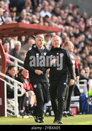 Tynecastle Park Edinburgh Schottland Großbritannien 19. Okt 24 William Hill Premiership Match Hearts vs St Mirren. Hearts Assistant Coach Mike Garrity & Hearts Head Coach Neil Critchley Credit: eric mccowat/Alamy Live News Stockfoto