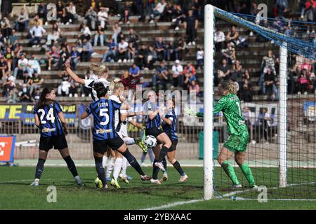 Mailand, Italien. Oktober 2024. Amalie Jorgensen Vangsgaard von Juventus feuert in den letzten Minuten des Serie A Femminile Matches in der Arena Civica Gianni Brera, Mailand, eine Anstrengung, die weit über die Marke hinausreicht. Der Bildnachweis sollte lauten: Jonathan Moscrop/Sportimage Credit: Sportimage Ltd/Alamy Live News Stockfoto