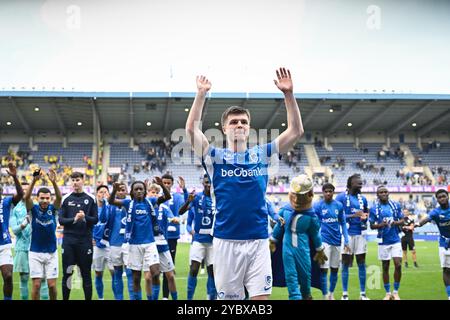 Genk, Belgien. Oktober 2024. Genks Jarne Steuckers feiert nach dem Sieg eines Fußballspiels zwischen KRC Genk und STVV am Sonntag, den 20. Oktober 2024 in Genk, am 11. Tag der Saison 2024-2025 der ersten Liga der „Jupiler Pro League“ der belgischen Meisterschaft. BELGA FOTO JOHAN EYCKENS Credit: Belga News Agency/Alamy Live News Stockfoto