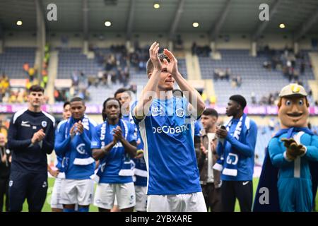 Genk, Belgien. Oktober 2024. Genks Jarne Steuckers feiert nach dem Sieg eines Fußballspiels zwischen KRC Genk und STVV am Sonntag, den 20. Oktober 2024 in Genk, am 11. Tag der Saison 2024-2025 der ersten Liga der „Jupiler Pro League“ der belgischen Meisterschaft. BELGA FOTO JOHAN EYCKENS Credit: Belga News Agency/Alamy Live News Stockfoto