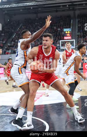 Bamberg, Deutschland. Oktober 2024. Right Filip Stanic (Bamberg Baskets, #65) Left Godwin Omenaka (Rostock Seawolves) Bamberg Baskets - Rostock Seawolves/easyCredit-BBL/Basketball Bundesliga/Saison 2024/25/Spieltag 5/20.10.2024, Brose Arena Bamberg Credit: Daniel Löb/Loeb Credit: Daniel Löb/dpa/Alamy Live News Stockfoto