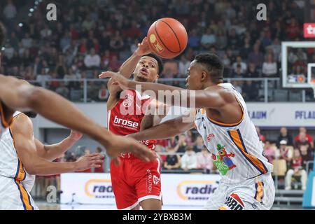 Bamberg, Deutschland. Oktober 2024. Links Ronaldo Segu (Bamberg Baskets, #10) rechts Aigars Skele (Rostock Seawolves) Bamberg Baskets - Rostock Seawolves/easyCredit-BBL/Basketball Bundesliga/Saison 2024/25/Spieltag 5/20.10.2024, Brose Arena Bamberg Credit: Daniel Löb/Loeb Credit: Daniel Löb/dpa/Alamy Live News Stockfoto