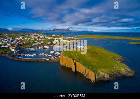 Island, Region Vesturland, Halbinsel Snaefellsnes, Luftaufnahme der Stadt Stykkisholmur mit ihrem Hafen Stockfoto