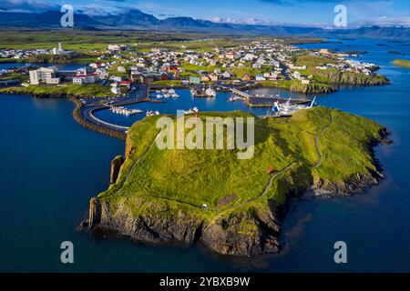 Island, Region Vesturland, Halbinsel Snaefellsnes, Luftaufnahme der Stadt Stykkisholmur mit ihrem Hafen Stockfoto