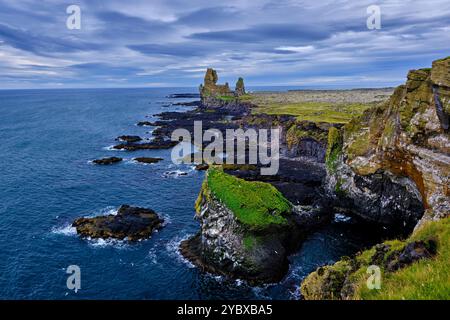 Island, Region Vesturland, Halbinsel Snaefellsnes, Klippen von Lóndrangar Stockfoto