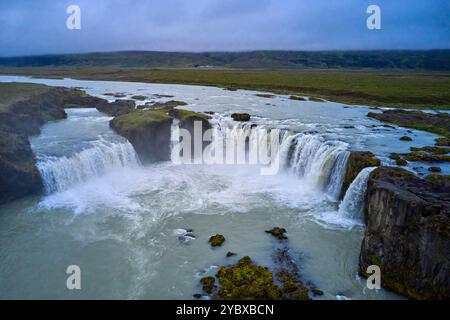 Island, Nordurland Eystra Region, Luftaufnahme des Godafoss Wasserfalls Stockfoto