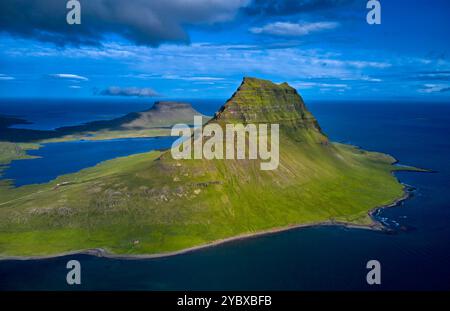 Island, Vesturland, Halbinsel Snaefellsnes, Grundarfjordur, Luftaufnahme des Mount Kirkjufell Stockfoto