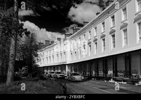 Viktorianische neoklassizistische Architektur im Landsdowne Crescent, Leamington Spa Town, Warwickshire County, England, Großbritannien Stockfoto