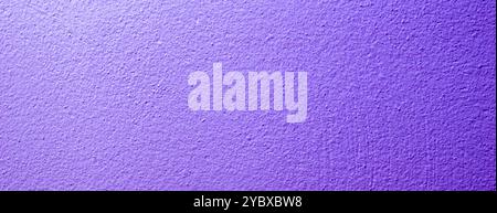 Die Wand ist mit violetter Farbe mit sichtbaren Details bemalt Stockfoto