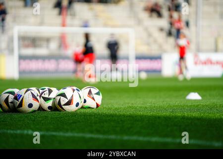 Freiburg Im Breisgau, Deutschland. Oktober 2024. Trainingsb?lle des SC Freiburg Google Pixel Frauen-Bundesliga, SC Freiburg vs. RasenBallsport Leipzig, 20.10.2024 DFB/DFL-VORSCHRIFTEN VERBIETEN DIE VERWENDUNG VON FOTOGRAFIEN ALS BILDSEQUENZEN UND/ODER QUASI-VIDEO/dpa/Alamy Live News Stockfoto