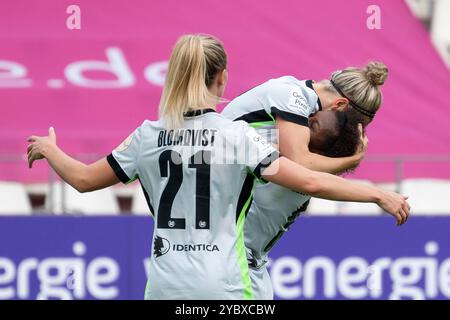 20.10.2024, Fussball: Google Pixel Frauen-Bundesliga, Saison 2024/2025, 07. Spieltag, SGS Essen - VfL Wolfsburg im Stadion an der Hafenstraße in Essen. Svenja Huth (VfL Wolfsburg, #10) springt der Torschuetzin zum Tor zum 2:0 Lineth Beerensteyn (VfL Wolfsburg, #09) in die Arme. Wichtiger Hinweis: Gemaess den Vorgaben der DFL Deutsche Fussball Liga bzw. Des DFB Deutscher Fussball-Bund ist es untersagt, in dem Stadion und/oder vom Spiel angefertigte Fotoaufnahmen in Form von Sequenzbildern und/oder videoaehnlichen Fotostrecken zu verwerten bzw. Verwerten zu lassen. Foto: Kirchner-Media/TH Stockfoto