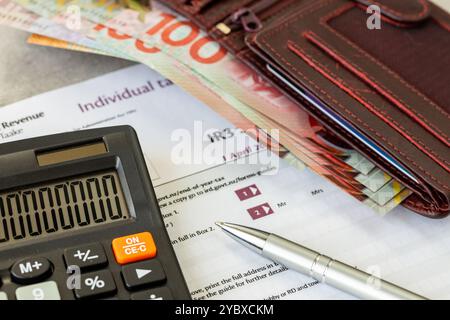 Neuseeland - Einkommensteuererklärung. Finanzkonzept. Steuerformular ir3, Neuseeland-Dollar und Steuerberechnung im Rechner. Stockfoto